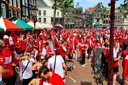 Honderden Deense voetbalsupporters op het Rembrandtplein
