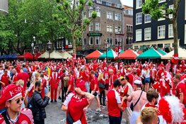 Honderden Deense voetbalsupporters op het Rembrandtplein