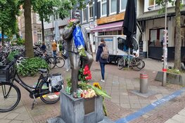 Bloemen bij standbeeld Andre Hazes