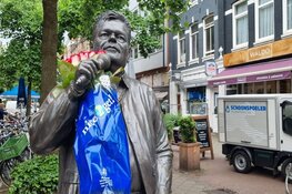 Bloemen bij standbeeld Andre Hazes