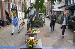 Bloemen bij standbeeld Andre Hazes