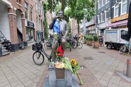 Bloemen bij standbeeld Andre Hazes