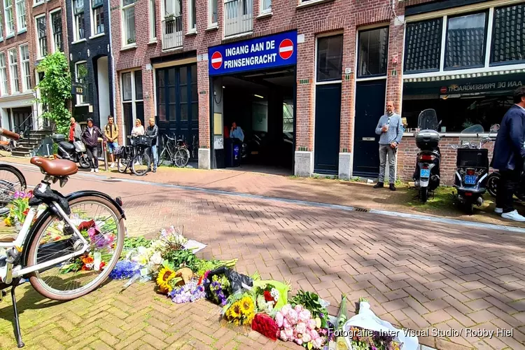 Steeds meer bloemen bij plek moordaanslag Peter R. De Vries