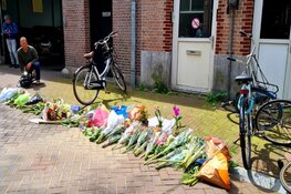 Steeds meer bloemen bij plek moordaanslag Peter R. De Vries