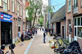 Steeds meer bloemen bij plek moordaanslag Peter R. De Vries