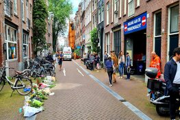 Steeds meer bloemen bij plek moordaanslag Peter R. De Vries