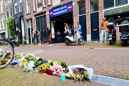 Steeds meer bloemen bij plek moordaanslag Peter R. De Vries