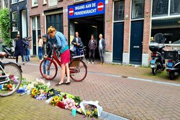 Steeds meer bloemen bij plek moordaanslag Peter R. De Vries