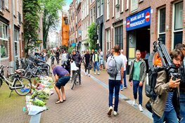 Steeds meer bloemen bij plek moordaanslag Peter R. De Vries