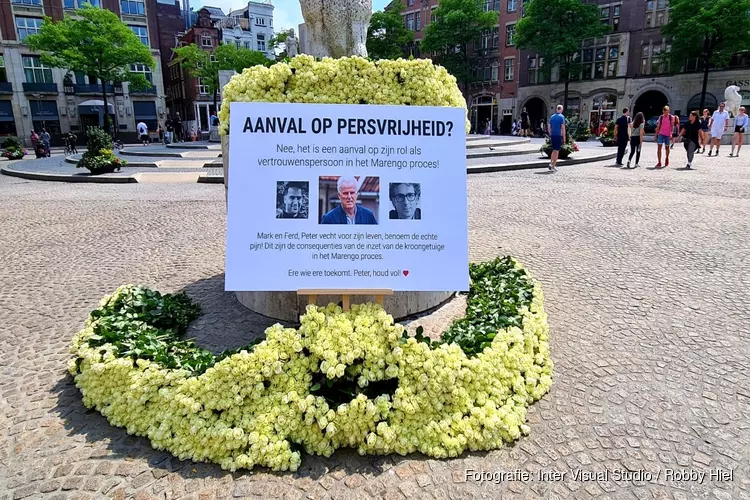 4000 witte rozen neergelegd op de Dam voor Peter R. de Vries