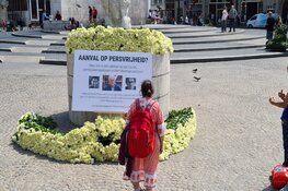 4000 witte rozen neergelegd op de Dam voor Peter R. de Vries