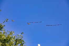 Vliegtuigjes boven Amsterdam voor Peter R. de Vries