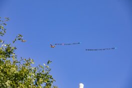 Vliegtuigjes boven Amsterdam voor Peter R. de Vries