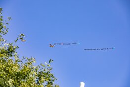 Vliegtuigjes boven Amsterdam voor Peter R. de Vries