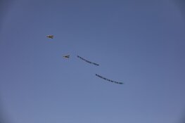 Vliegtuigjes boven Amsterdam voor Peter R. de Vries