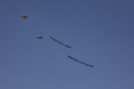 Vliegtuigjes boven Amsterdam voor Peter R. de Vries