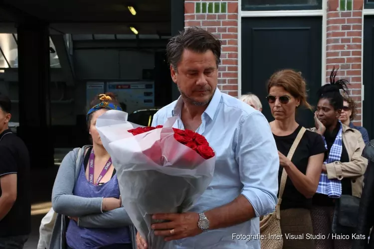 Strafrechtadvocaat Jan-Hein Kuijpers legt bloemen op plek waar Peter R. de Vries werd neergeschoten