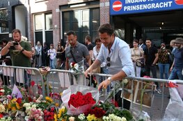 Strafrechtadvocaat Jan-Hein Kuijpers legt bloemen op plek waar Peter R. de Vries werd neergeschoten