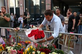 Strafrechtadvocaat Jan-Hein Kuijpers legt bloemen op plek waar Peter R. de Vries werd neergeschoten