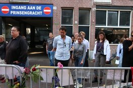 Strafrechtadvocaat Jan-Hein Kuijpers legt bloemen op plek waar Peter R. de Vries werd neergeschoten