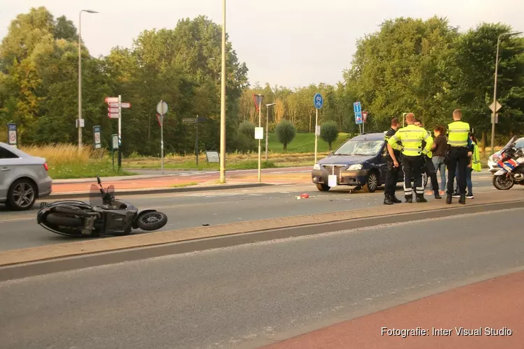 Scooterrijder zwaargewond na botsing met auto