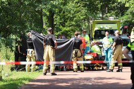 Traumahelikopter ter plaatse voor rolstoel te water Wilnisgracht