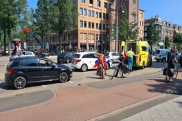 Fietsster en auto botsen in Amsterdam: één gewonde