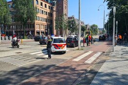 Fietsster en auto botsen in Amsterdam: één gewonde
