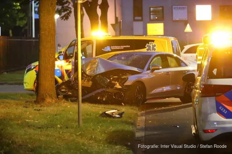 Automobilist hard tegen boom gereden in Amsterdam-Zuidoost