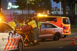Automobilist hard tegen boom gereden in Amsterdam-Zuidoost