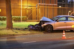 Automobilist hard tegen boom gereden in Amsterdam-Zuidoost
