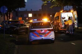 Automobilist hard tegen boom gereden in Amsterdam-Zuidoost