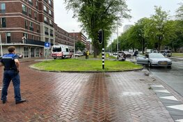 Fietser en auto botsen in Amsterdam-Noord, slachtoffer met spoed naar ziekenhuis gebracht