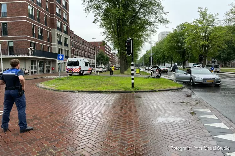 Fietser en auto botsen in Amsterdam-Noord, slachtoffer met spoed naar ziekenhuis gebracht