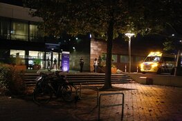 Slachtoffer steekpartij loopt zwaargewond politiebureau Zuidoost binnen