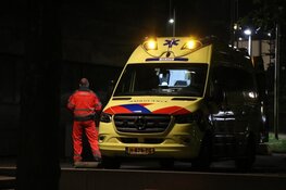 Slachtoffer steekpartij loopt zwaargewond politiebureau Zuidoost binnen
