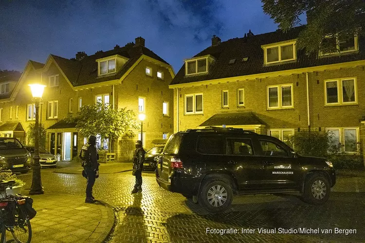 Inval Koninklijke Marechaussee in woning in Amsterdam-Noord