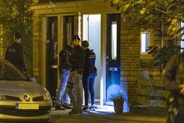 Inval Koninklijke Marechaussee in woning in Amsterdam-Noord