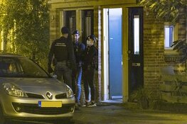 Inval Koninklijke Marechaussee in woning in Amsterdam-Noord