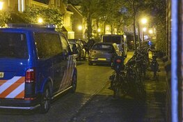 Inval Koninklijke Marechaussee in woning in Amsterdam-Noord