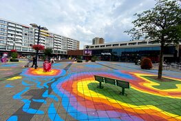 Osdorpplein tovert het winkelgebied met ruim 400 liter duurzame verf om in een urban hotspot. Color the City maakt van Osdorp de kleurrijkste plek van Amsterdam.