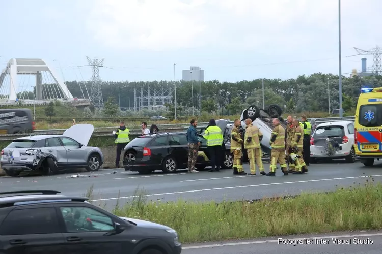 Ravage na ongeluk op A1, wonder boven wonder geen zwaargewonden