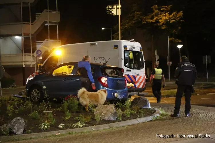 Auto strandt op rotonde in Amsterdam-Noord