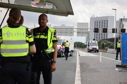 Motorrijder overleden na aanrijding tegen slagboom op de A10