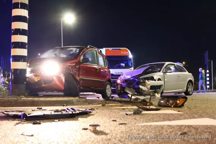 Auto&#39;s botsen bij oprit A5: twee auto&#39;s total-loss