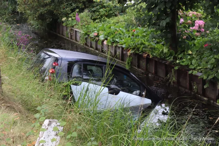 Auto in sloot Sloterweg gereden