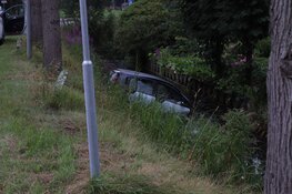 Auto in sloot Sloterweg gereden