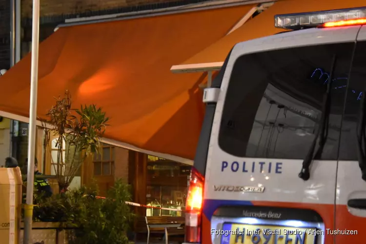 Man valt van twee hoog uit raam op terras
