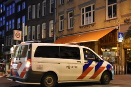 Man valt van twee hoog uit raam op terras