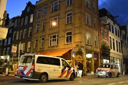 Man valt van twee hoog uit raam op terras